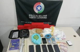 Jovem ligada ao crime organizado é presa com mais de sete quilos de drogas em Balneário Gaivota