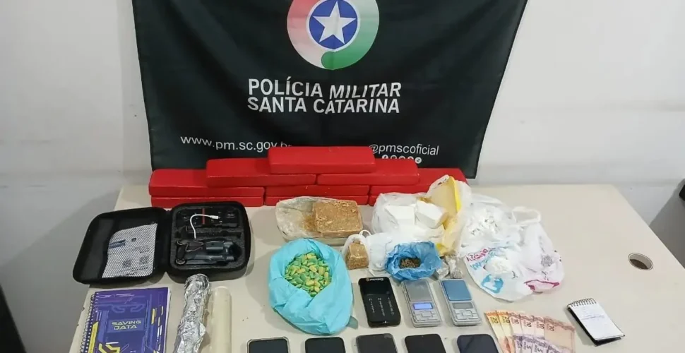 Jovem ligada ao crime organizado é presa com mais de sete quilos de drogas em Balneário Gaivota