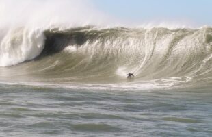 Laje da Jagua recebe sessão histórica de big surf com ondas gigantes provocadas por ciclone