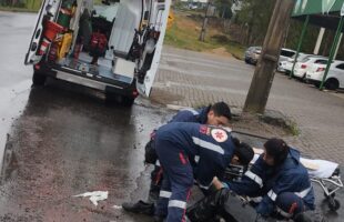 Jovem fica ferido em colisão entre carro e moto na SC-390, em Lauro Müller