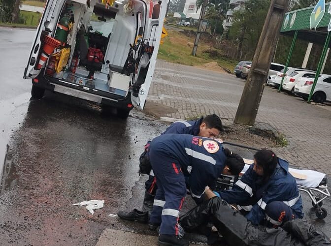 Jovem fica ferido em colisão entre carro e moto na SC-390, em Lauro Müller