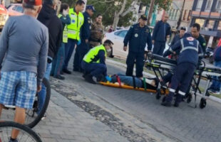 Cachorro atravessa avenida e provoca acidente com motociclista no Centro de Laguna