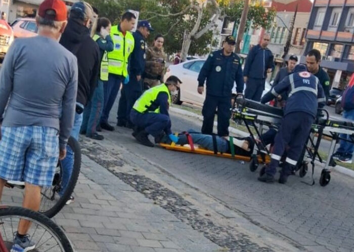 Cachorro atravessa avenida e provoca acidente com motociclista no Centro de Laguna