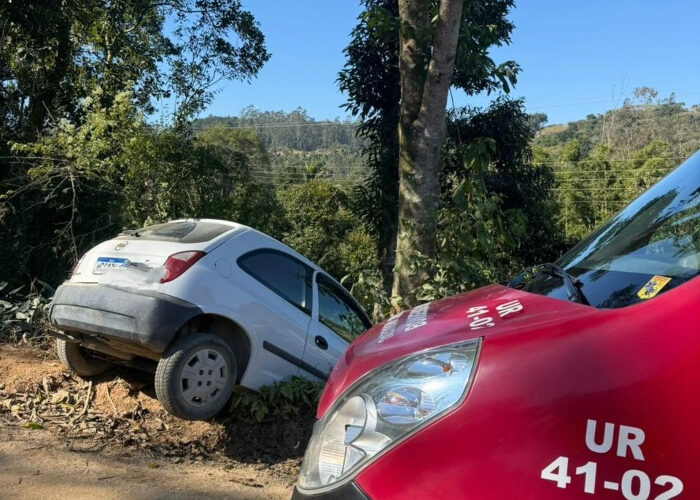 Motorista fica ferido após carro sair da pista e bater em árvore em Treze de Maio