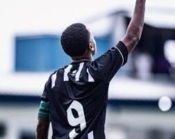 Jogador do Figueirense sofre ataques racistas em competição estadual; caso vai à polícia