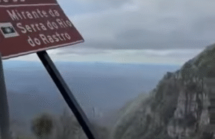 Ventos de mais de 100 km/h atingem Serra do Rio do Rastro com avanço de ciclone