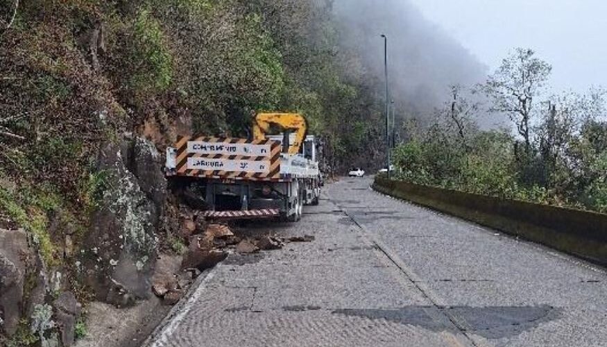 Freios falham e caminhão bate em paredão na Serra do Rio do Rastro; motorista escapa ileso