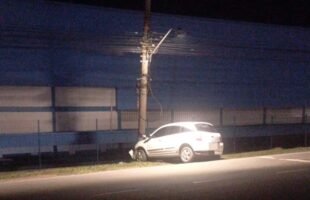 Motorista embriagado perde controle e bate em poste durante a madrugada em Içara