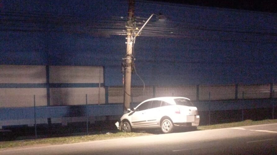 Motorista embriagado perde controle e bate em poste durante a madrugada em Içara