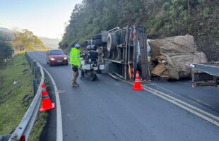 Acidente na Serra do Rio do Rastro Interrompe Tráfego e Serve de Alerta