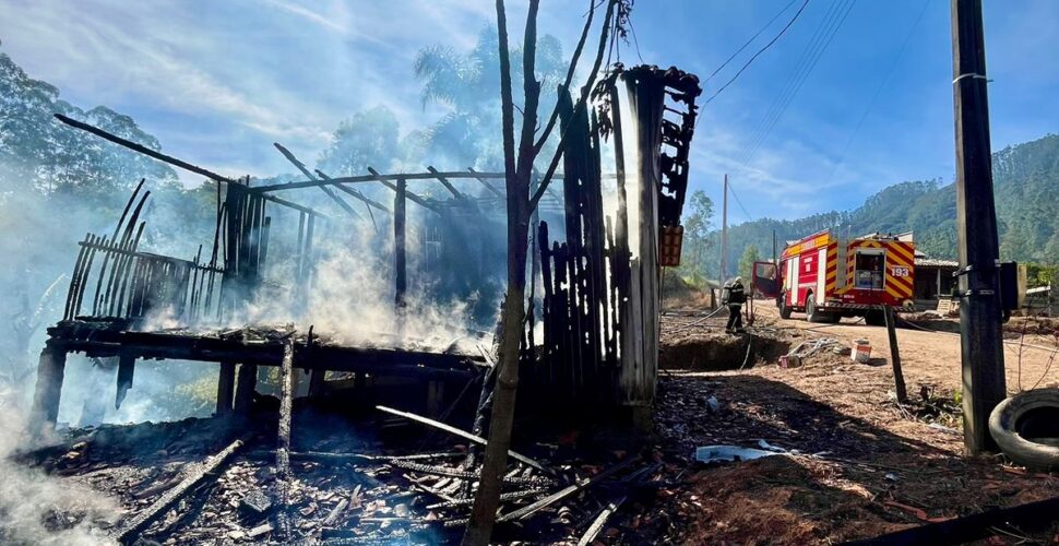 Fogo em pneus causa incêndio e destrói casa em Orleans
