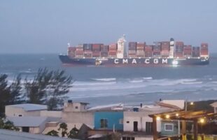 Ventos fortes encostam navio de containers na praia de Imbituba