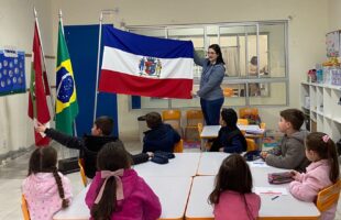 Crianças de Orleans revivem história local em projeto que ensina orgulho da cidade!