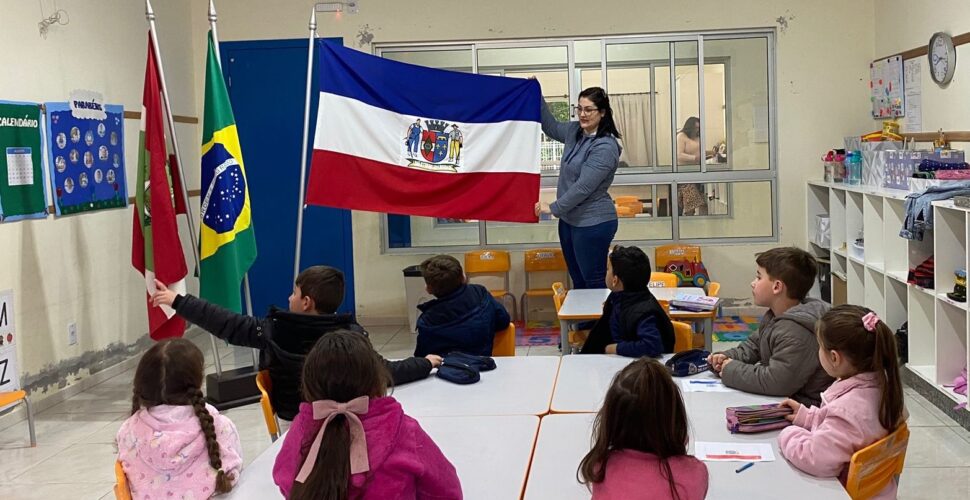 Crianças de Orleans revivem história local em projeto que ensina orgulho da cidade!