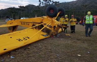 Avião de pequeno porte cai na Serra catarinense e faz uma vítima fatal