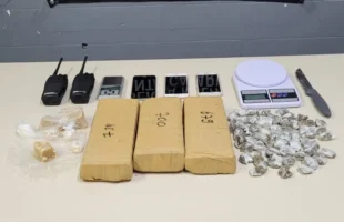 Suspeito foge da PM e drogas são apreendidas em residência em Criciúma