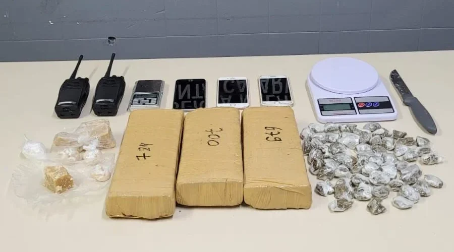 Suspeito foge da PM e drogas são apreendidas em residência em Criciúma