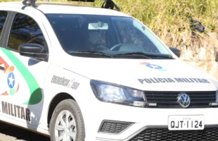 Viatura da PM bate em poste após ser apedrejada durante perseguição em Criciúma