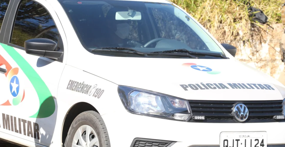 Viatura da PM bate em poste após ser apedrejada durante perseguição em Criciúma