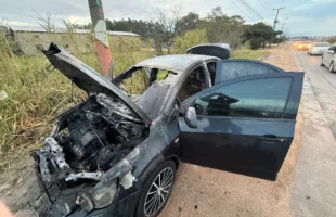 Veículo pega fogo e fica destruído em Morro da Fumaça