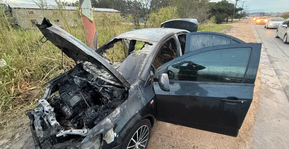 Veículo pega fogo e fica destruído em Morro da Fumaça