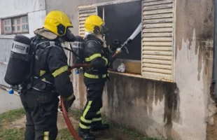 Incêndio atinge residência em Araranguá e homem é socorrido após inalar fumaça