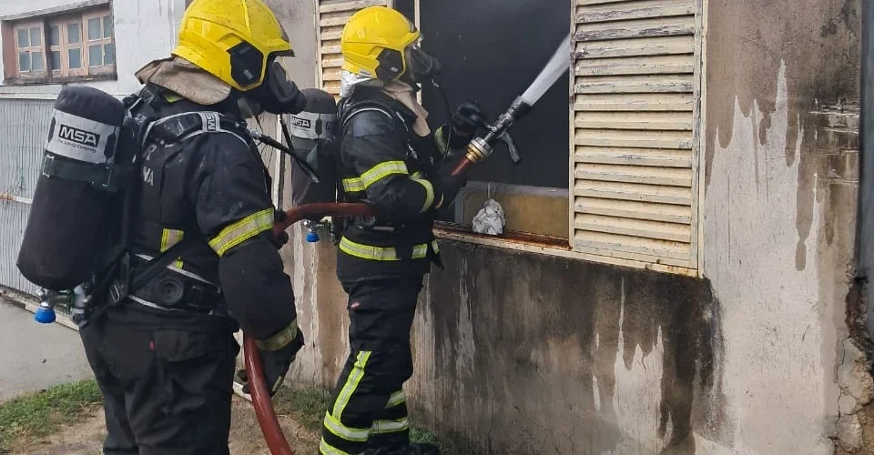Incêndio atinge residência em Araranguá e homem é socorrido após inalar fumaça