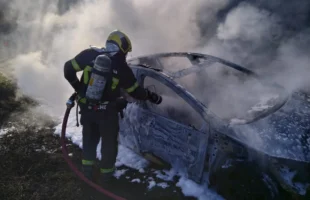 Bombeiros combatem incêndio em carro em Criciúma