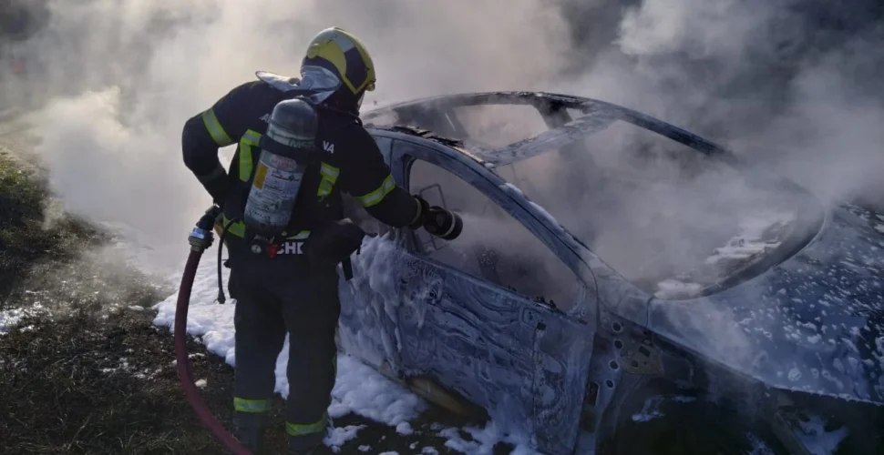 Bombeiros combatem incêndio em carro em Criciúma