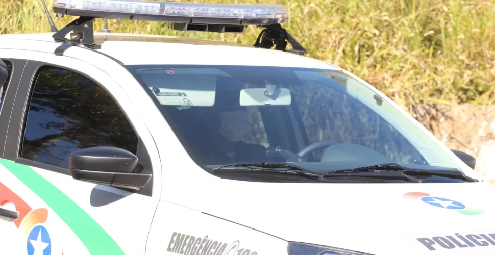 Homem agride policial durante abordagem em Orleans