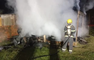 Incêndio destrói residência de madeira em Passo de Torres