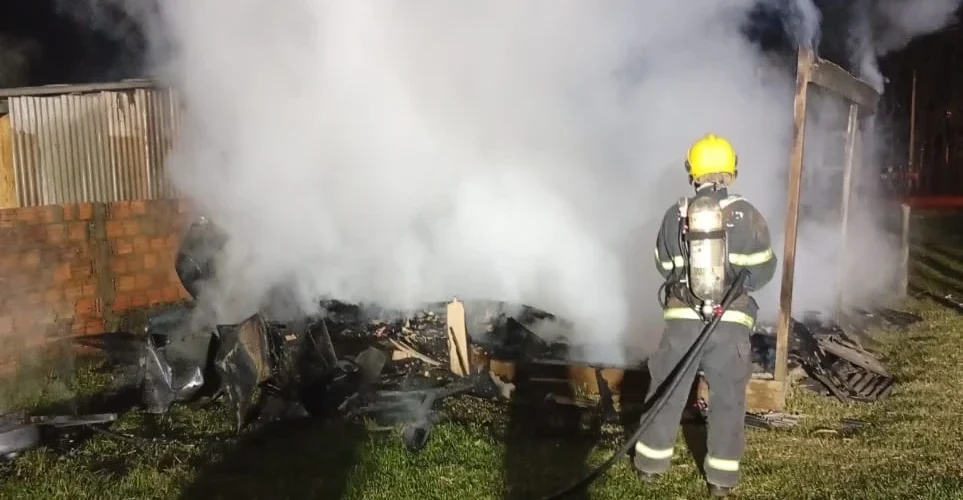 Incêndio destrói residência de madeira em Passo de Torres