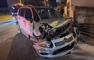 Idosa fica ferida após capotamento em colisão em Criciúma