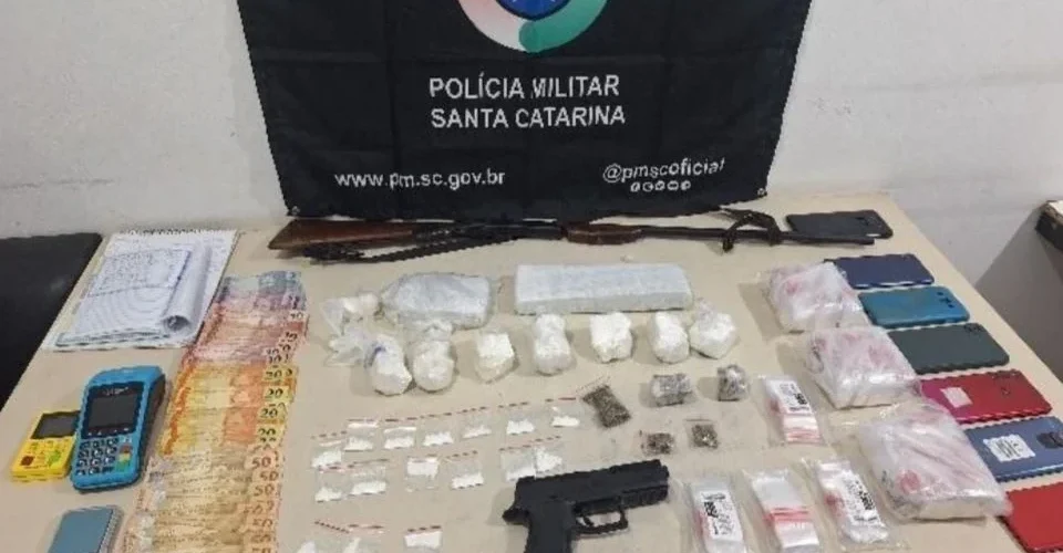 Casal é preso por tráfico de drogas e posse de arma em Sombrio
