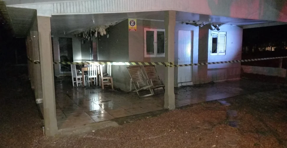 Incêndio atinge residência desocupada durante a madrugada em Jaguaruna