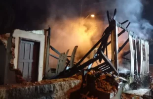 Incêndio destrói residência de madeira em Urussanga