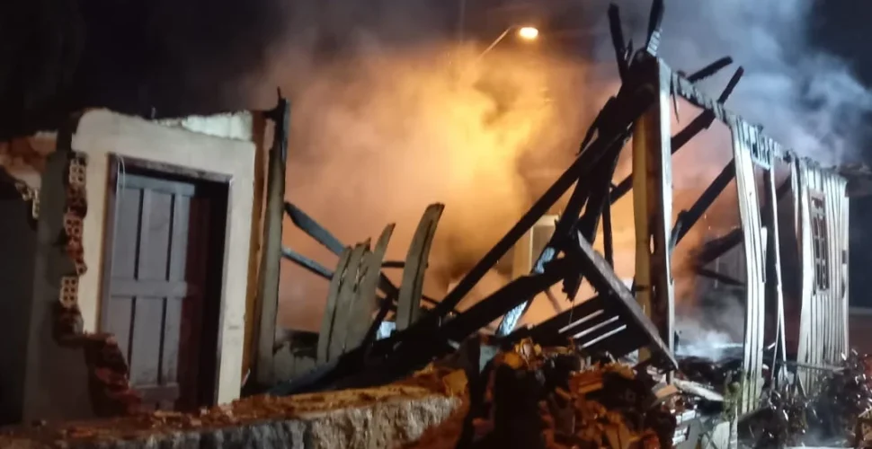 Incêndio destrói residência de madeira em Urussanga