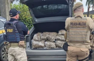 PRF e PM interceptam veículo com droga em Meleiro