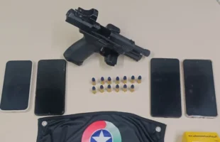 Arma de fogo é apreendida em comércio durante operação policial em Criciúma