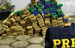 PRF apreende 111 quilos de maconha com motorista na BR-101, em Balneário Camboriú