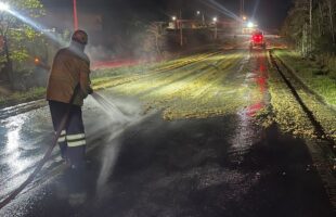Estrada vira “rio” de bagaço de laranja após derramamento inusitado em Orleans