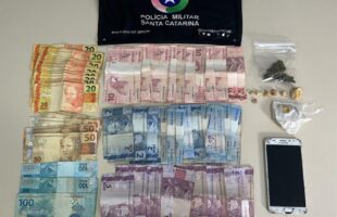 Operação da PM flagra tráfico de drogas com crianças dentro do veículo em Orleans