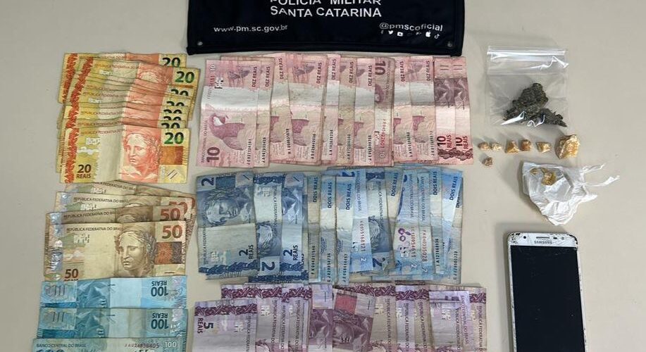 Operação da PM flagra tráfico de drogas com crianças dentro do veículo em Orleans