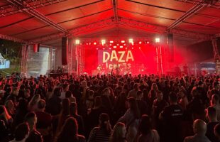 Dazaranha leva multidão de 6 mil pessoas ao aniversário de 112 anos de Orleans