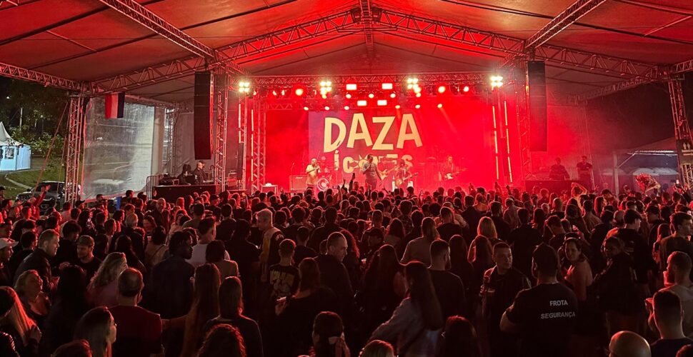Dazaranha leva multidão de 6 mil pessoas ao aniversário de 112 anos de Orleans