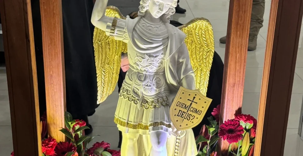 Milhares de Fiéis em Içara Acolhem Imagem de São Miguel Arcanjo Vinda da Itália