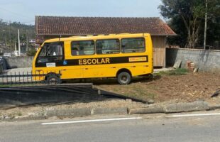 Sem motorista, ônibus escolar “fantasma” invade casa em Lauro Muller