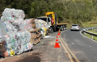 Transtorno na Serra do Rastro: caminhão tomba e tráfego segue em meia-pista