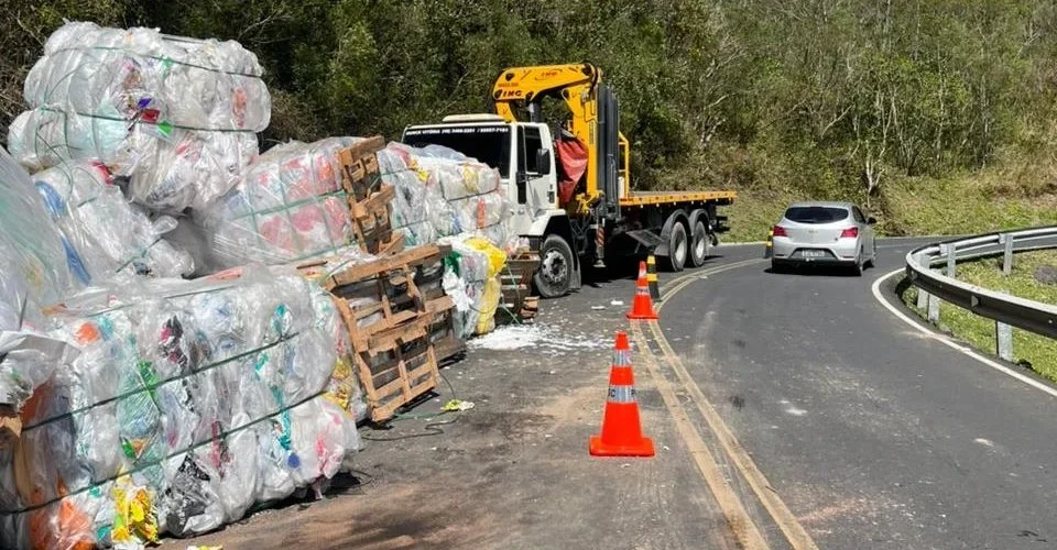 Transtorno na Serra do Rastro: caminhão tomba e tráfego segue em meia-pista