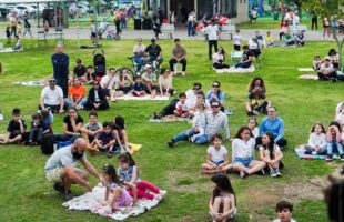 André Cowboy canta de graça no Parque Diamante neste domingo; evento tem Libras e espaço para piquenique